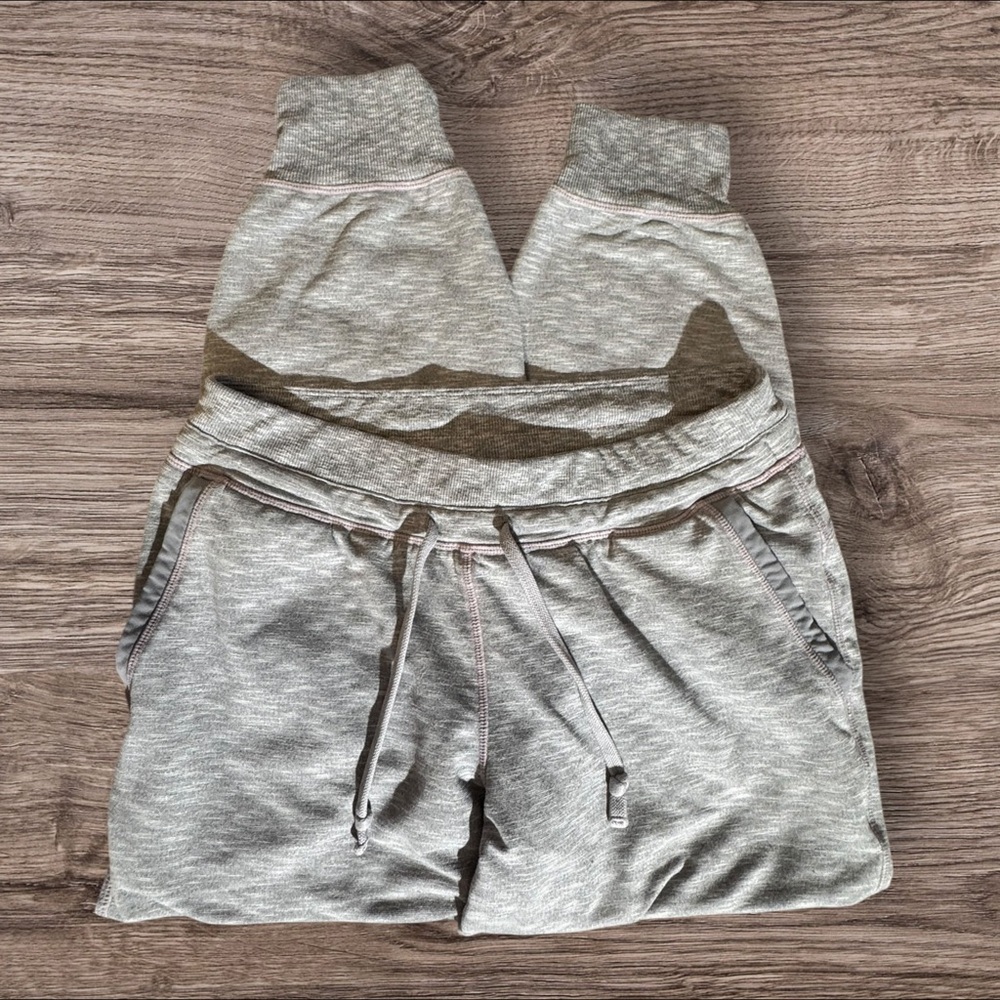 Athleta Heather Gray Athletic Cropped Sweatpants With Light Pink Accents‎